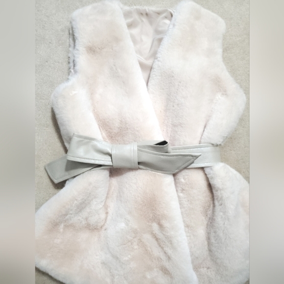 Chicwish asymetric faux fur vest wrap with faux leather belt cream M sleeveless - Picture 8 of 15